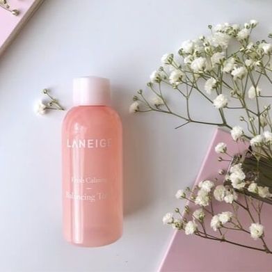 Beautyprodukt mit Blümchen in weiß