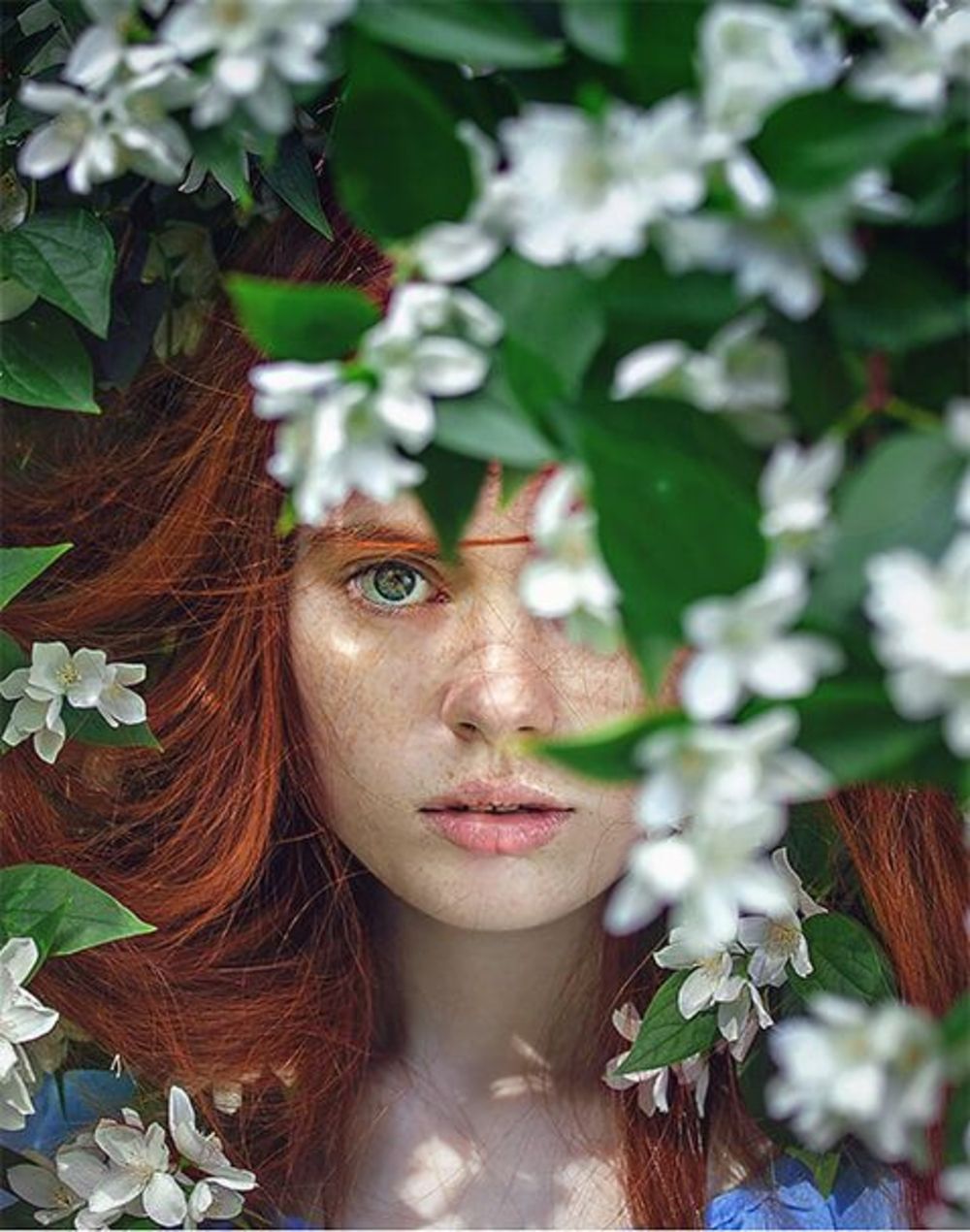 Eine Frau umgeben von Blumen